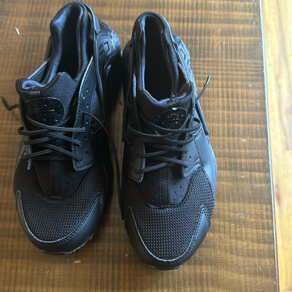 Boys Nike sneakers Size 4Y